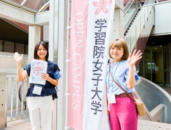 教員、学生および、入試、キャリア支援、留学など、各セクション担当者が対応します。