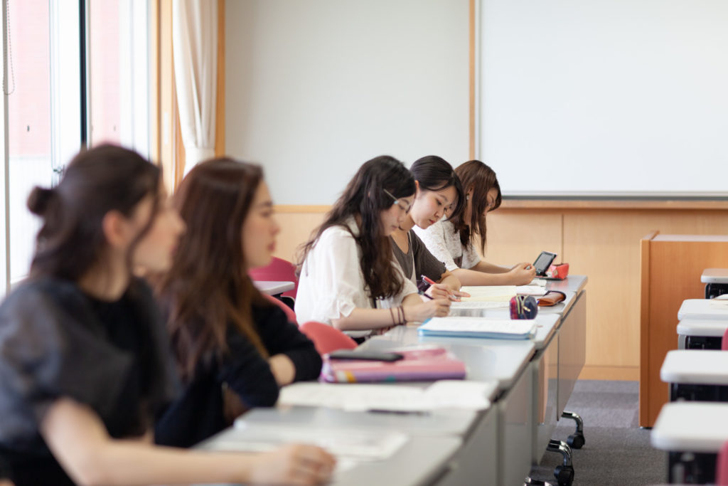 はなかがり 学習院女子大学ブログ 在学生インタビュー 後編 経営学の授業をきっかけに 在学生がウェビナーに出演 大学 生活についてお聞きします